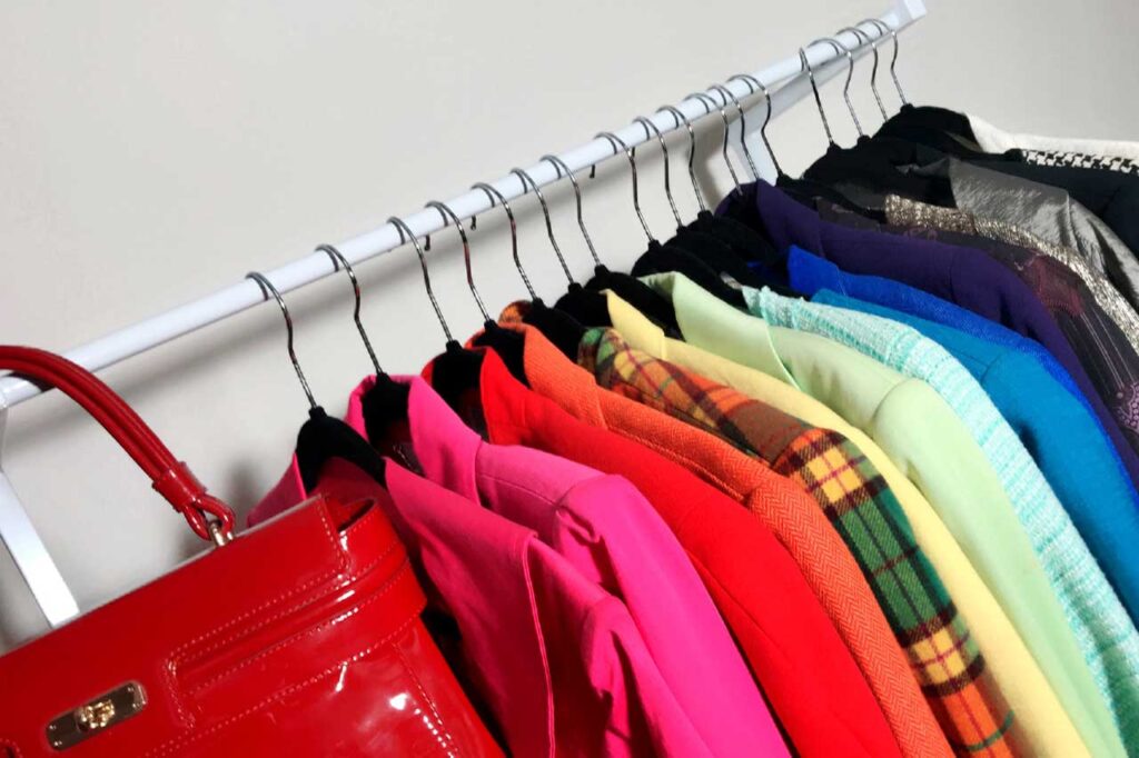 Escolha roupas que podem ser facilmente combinadas